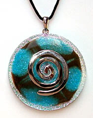 ElfenGlas� CELINE - Glasschmuck - Schmuck-Anh�nger (Donut) aus Glas mit Spirale. Modeschmuck in Fusing-Technik.