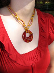 Irene mit CORALIE-Halsschmuck